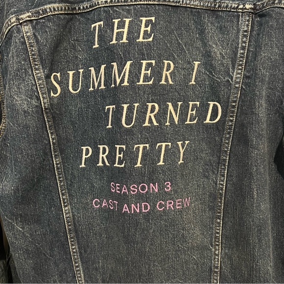 RARE! “The Summer I turned Pretty” Season 3 Cast & Crew AE Trucker Jacket Sz M - Picture 2 of 16